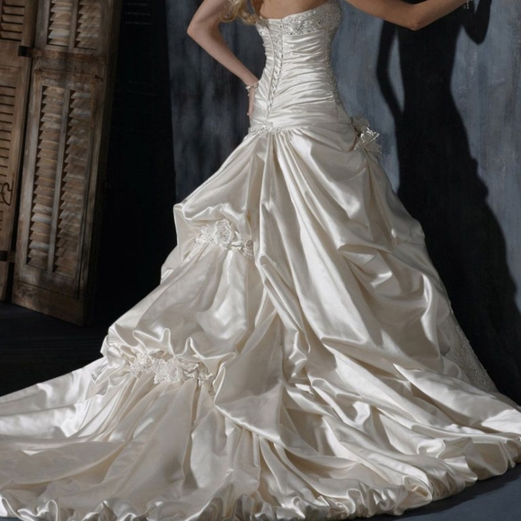 Maggie Sottero Dresses & Skirts - Maggie sottero ambrosia wedding dress,veil, insert